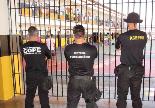 Preso surta, coloca fogo no colch&atilde;o, ataca colega e morre asfixiado