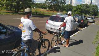 Amigos foram de bicicleta após tentarem vacinar neste sábado e não conseguirem imunização nos postos próximos de casa (Foto Guilherme Correia)&nbsp;