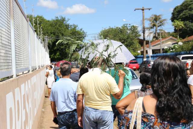 Debaixo de sol, manh&atilde; de vacina no Impcg tem aglomera&ccedil;&atilde;o e cansa&ccedil;o 