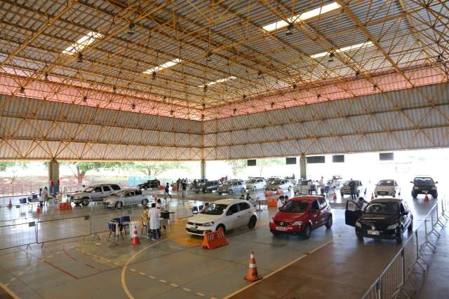 Depois de um s&aacute;bado de calmaria, o domingo &eacute; de lota&ccedil;&atilde;o m&aacute;xima na fila da vacina