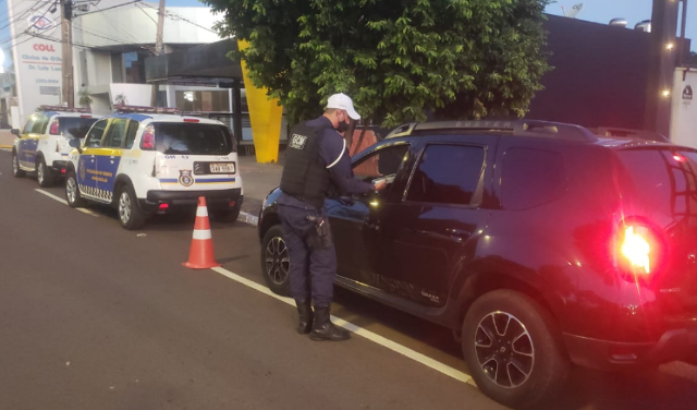 Pego em blitz, motorista chama guardas de vagabundos e vai preso 