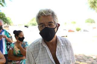Na sombra, fila para vacina no Guanandizão "vale a pena", diz idosa Na sombra, fila para vacina no Guanandizão "vale a pena", diz idosa