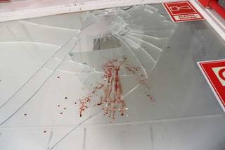 Sangue de adolescente de 16 anos autor de vandalismo ficou espalhado pelo terminal e ainda podia ser visto na manhã de hoje (Foto Paulo Francis)