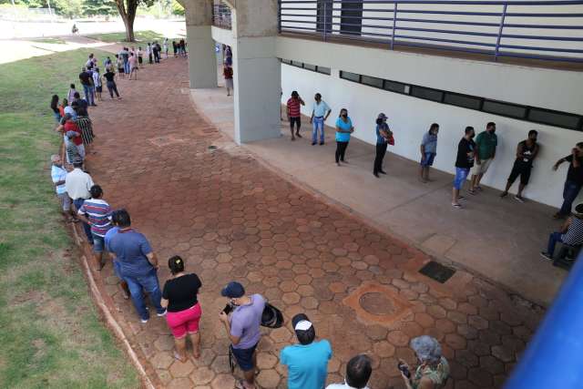 Na sombra, fila para vacina no Guanandiz&atilde;o &quot;vale a pena&quot;, diz idosa 