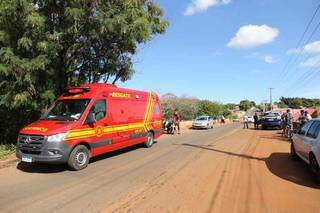Ferida em ribanceira, mulher de 75 anos pede socorro e &eacute; resgatada por vizinhos
