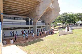 Na sombra, fila para vacina no Guanandiz&atilde;o &quot;vale a pena&quot;, diz idosa 