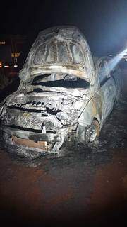 Carro usado em fuzilamento &eacute; encontrado queimado em estrada vicinal 
