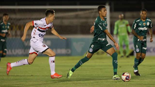 Palmeiras usa meninos, empata com Botafogo e segue fora das quartas