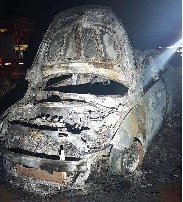 Carro usado em fuzilamento &eacute; encontrado queimado em estrada vicinal 