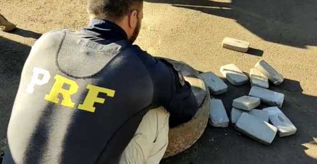 Dupla &eacute; presa enquanto &quot;guinchava&quot; caminhonete com R$ 8 milh&otilde;es em coca&iacute;na