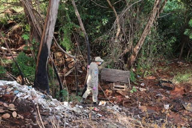 Ferida em ribanceira, mulher de 75 anos pede socorro e &eacute; resgatada por vizinhos