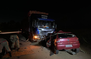 Acidente entre caminh&atilde;o e carro de passeio mata jovem de 23 anos 