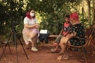 Voluntária da CUFA, Tatiana entrevistando Paula para o documentário: Diário da Favela. (Foto: Acervo CUFA MS)