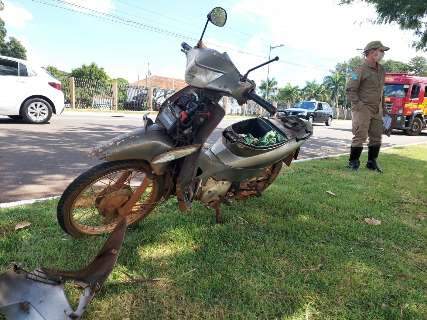Com crian&ccedil;a em motocicleta, casal bate em traseira de carro
