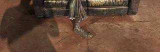 Não é poesia: estátua de Manoel de Barros "acordou" sem um dos pés