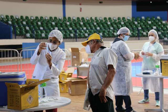 Vacinação desta segunda será para trabalhadores da saúde a partir de 38 anos