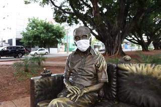 Em tempos de pandemia, até estátua usava máscara (Foto: Arquivo/Paulo Francis)
