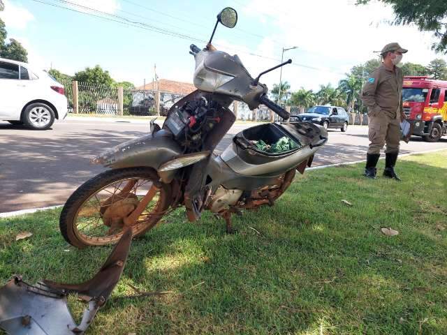 Com criança em motocicleta, casal bate em traseira de carro