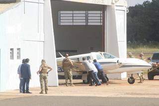 Momento da chegada de aeronave que trouxe Fahd Jamil para se entregar. (Foto: Henrique Kawaminami)