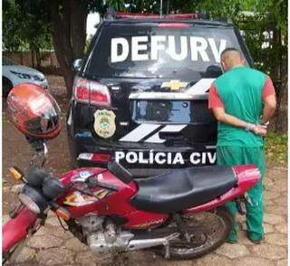 Polícia prende receptador e encontra moto furtada dentro de banheiro do Morenão Polícia prende receptador e encontra moto furtada dentro de banheiro do Morenão
