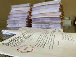 Pilhas de documentos entregues hoje pela prefeitura à CPI da Covid (Foto: Divulgação)