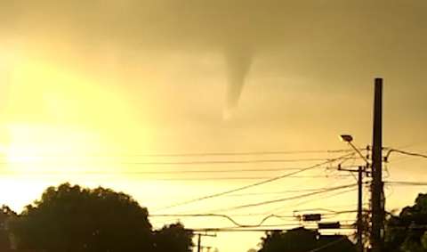 Redemoinho de vento chama aten&ccedil;&atilde;o no c&eacute;u de Campo Grande