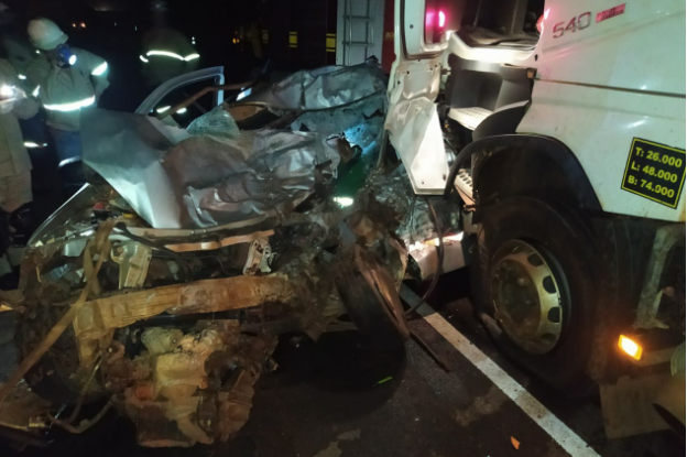 Colis&atilde;o entre carreta e picape mata motorista de 32 anos na BR-262