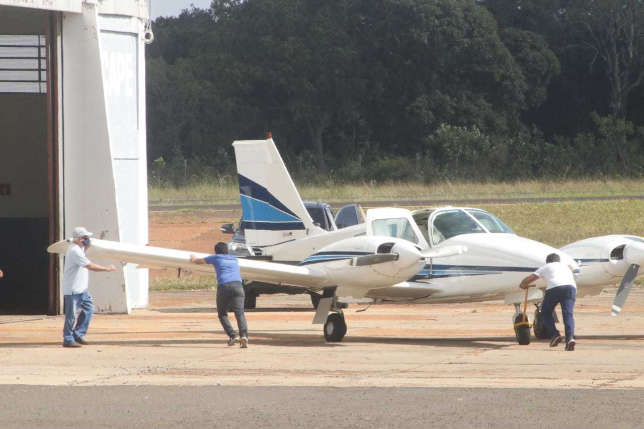 Aeronave com Fahd Jamil é levado para dentro de hangar. (Foto: Henrique Kawaminami)