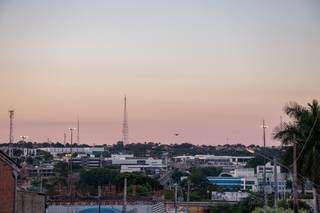 Capital amanhece quase sem nuvens, mas cenário deve mudar ao longo do dia (Foto: Henrique Kawaminami)