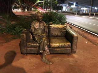 Estátua de Manoel de Barros &#34;acordou&#34; sem um dos pés na manhã desta segunda-feira (Foto: Direto das Ruas)