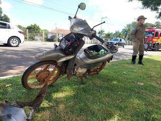 Motocicleta ficou danificada após acidente (Foto: Aletheya Alves )