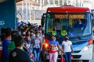 Multidão hoje de manhã no Terminal Hércules Maymone, em Campo Grande. (Foto: Henrique Kawaminami)