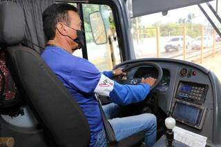 Motorista de ônibus com faixa na camisa pedindo imunização contra a covid-19. (Foto: Paulo Francis)
