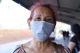 Aos 65 anos, Jocelina de Souza já tomou as duas doses e defende o mesmo para os funcionários do transporte. (Foto: Kisie Ainoã)