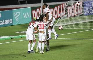 Jogadores do São Paulo comemoram gol em jogo do Estadual (Foto: Divulgação)