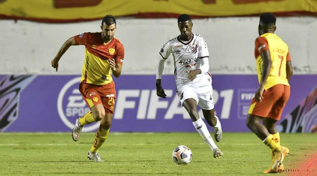 Athletico-PR joga mal, mas vence o Aucas no Equador pela Sul-Americana