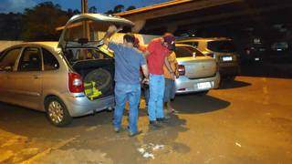 Pol&iacute;cia frustra negocia&ccedil;&atilde;o e trio acaba preso com carro &quot;recheado&quot; de maconha 