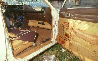 Manchas de sangue na porta do carro em que estava jornalista paraguaio (Foto: ABC Color)