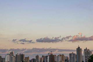 Capital amanheceu com poucas nuvens no céu (Foto: Henrique Kawaminami)