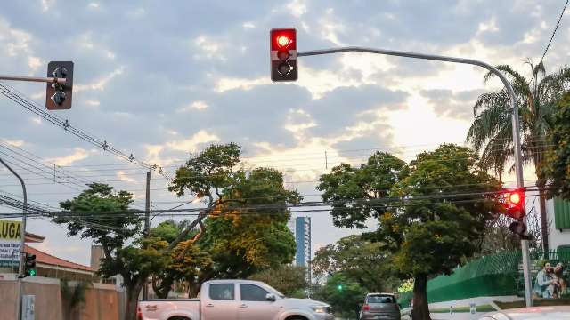 Oito motoristas a cada 10 dizem furar sinal vermelho na Capital