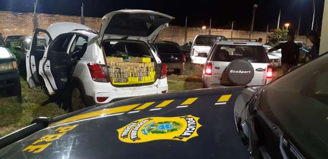 Com crian&ccedil;a, dois s&atilde;o presos e carro com 600 quilos de maconha &eacute; apreendido