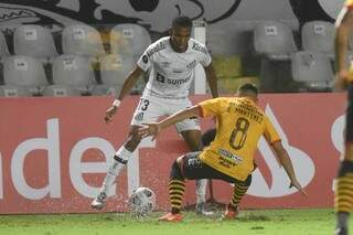 Com direito a gol contra, Santos joga mal e perde em casa na Libertadores