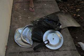 Tampas de panela e parte da fiação que havia sido furtada pelo homem. (Foto: Marcos Maluf)