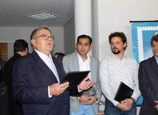 O ex-reitor Manoel Catarino Paes Peró sendo homenageado pela UFMS em 2019 (Foto: Divulgação/UFMS)