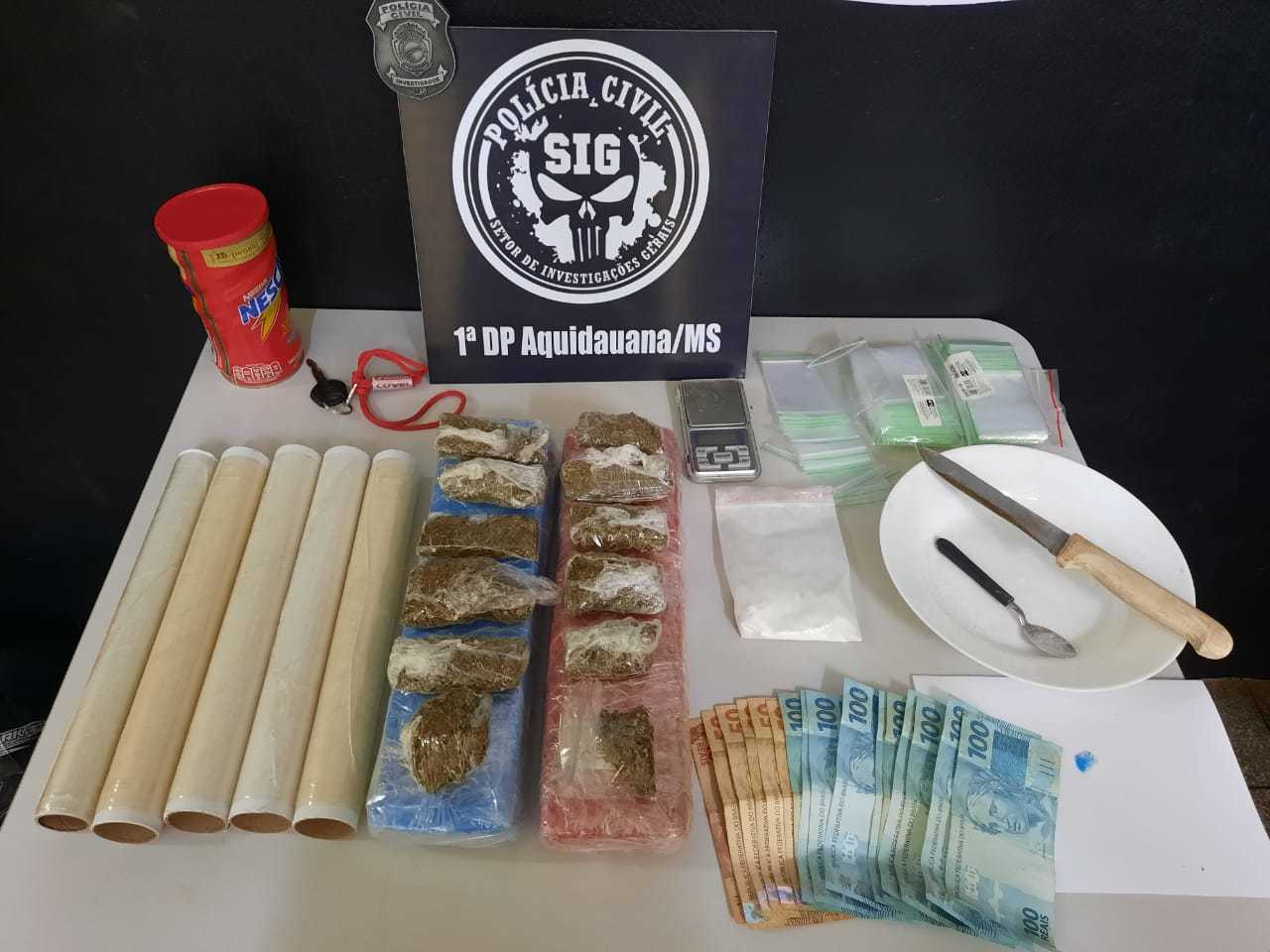 Drogas, dinheiro e ítens usados no fracionamento da droga. (Foto: Polícia Civil)