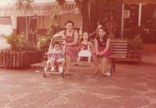 Junto da mãe e das irmãs, registro nos anos 80 da família que sempre morou pelo centro da cidade (Foto: Arquivo Pessoal)