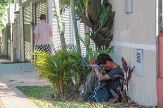 Ladrão foi amarrado pelo responsável do local e vizinhos na Vila Antônio Vendas. (Foto: Marcos Maluf)