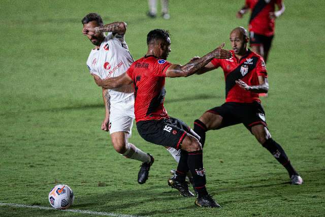 Atl&eacute;tico-GO perde gols e s&oacute; empata com Newell&#039;s Old Boys na Sul-Americana