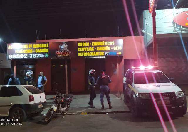 Fiscais s&atilde;o recebidos com pedradas em pagode com 200 pessoas na Guaicurus