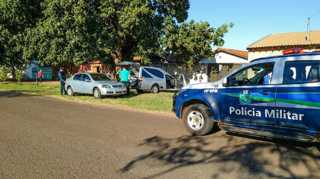 Homem &eacute; encontrado morto ao lado de carro no Paulo Coelho Machado 